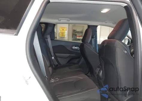 2016 Jeep Cherokee Latitude z USA, uszkodzony, nr VIN 1C4PJMCS3GW133391